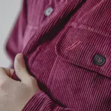 Camisa azul de corte clásico con botones frontales y dos bolsillos en el pecho.