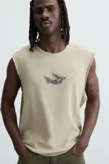 Camiseta sin mangas color arena con cuello redondo y estampado de ave en el pecho.