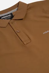 Chomba color marrón con cuello clásico, tapeta de dos botones y logo estampado en el pecho.