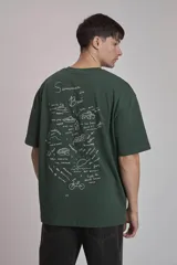 Remera verde oscuro de corte oversize con estampado pequeño en el frente.