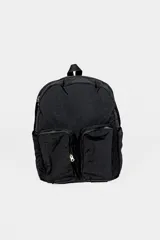 Mochila negra de tela tipo paracaídas con dos bolsillos frontales con cierre.