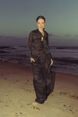 Blusa marrón con textura rayada, de mangas largas y escote en V con lazo ajustable.