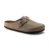 Zuecos de gamuza color taupe con hebilla ajustable y suela de corcho.