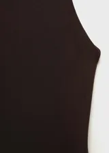 Vestido midi marrón de corte ajustado, sin mangas y cuello redondo. Presenta una abertura en la parte posterior.