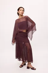 Falda larga marrón con transparencias y goudets que generan más vuelo.