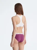 Bombacha clásica Calvin Klein, color borgoña, con cintura elástica con logo de la marca.