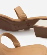 Sandalia mule color beige con dos tiras, puntera cuadrada y tacón bajo cuadrado cromado.