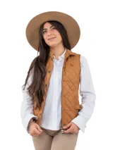 Chaleco capitoneado color azul con cuello alto y cierre frontal con botones a presión.