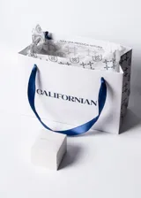 Anillo de plata 925 con dije en forma de corazón con zirconia rosa y borde de pequeñas circonias blancas.