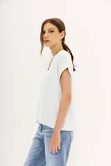 Remera negra de algodón con calce holgado, cuello redondo, largo crop y mangas cortas rebatidas.