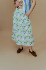 Falda midi de popelina de algodón con estampado de flores pequeñas.