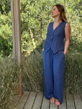 Pantalón negro de lino, corte ancho, con cintura elástica y bolsillos laterales.