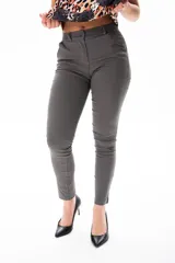 Pantalón gris elastizado de viscosa, corte de vestir, con bolsillo funcional en la delantera y falso bolsillo trasero.