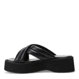 Sandalia de plataforma blanca con tiras acolchadas cruzadas.