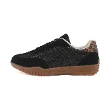 Zapatillas urbanas Osada de dama, color negro con detalles en animal print en el talón y suela marrón.