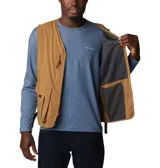 Chaleco de hombre color marrón claro, marca Columbia, con múltiples bolsillos frontales de diferentes tamaños y cierres. Cuenta con protección solar Omni-Shade UPF 50 y tecnología de absorción Omni-Wick.