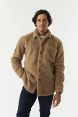 Sobrecamisa de sherpa color marrón claro con cuello camisero, cierre frontal con botones, bolsillo tipo parche en el pecho y manga larga.
