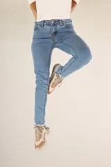 Pantalón jean skinny de tiro medio, color celeste claro, con bolsillos delanteros y traseros.