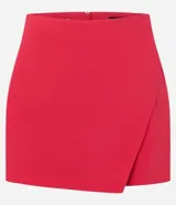 Short pollera corto confeccionado en bengalina con viscosa certificada, con cierre por cremallera invisible en la parte de atrás y recorte delantero.