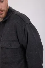 Sobrecamisa de manga larga color gris oscuro, con cierre de botones y bolsillos en el pecho.