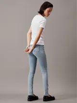 Pantalón de jean skinny de tiro alto, color celeste claro, con diseño de cinco bolsillos y cierre con cremallera.