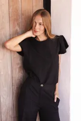 Pantalón ancho y fluido de lino color negro, con bordado artesanal en el bajo de la pierna.