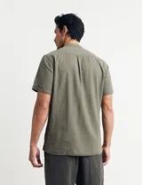 Camisa blanca de lino y algodón, de manga corta, con cuello mao y botones de coco.