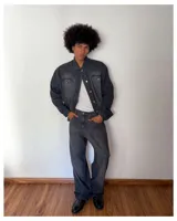 Campera de jean gris oscuro con bolsillos frontales y cierre con botones.