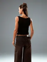 Top negro con escote off-shoulder y corte ajustado.