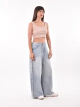 Musculosa corta negra de breteles anchos y escote cuadrado.