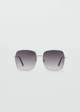 Gafas de sol cuadradas con montura metálica plateada y lentes degradadas de gris a negro.