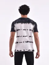 Remera de corte regular, color off white con estampado de texto en el pecho y diseño tie-dye.