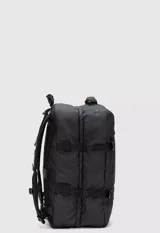 Mochila de viaje negra con múltiples compartimentos y correas ajustables. Incluye compartimento acolchado para laptop, espalda y mangos acolchados, hebillas en el pecho, panel trasero transpirable, compartimentos de micromalla para ropa, compartimento a prueba de derrames, bolsillos exteriores de acceso rápido, organizadores internos y asa de enganche a la maleta.