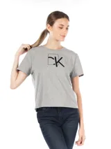 Remera gris de corte cropped con cuello redondo y logo de Calvin Klein estampado en el pecho.