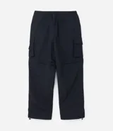 Pantalón paper touch color verde militar, con bolsillos laterales, cintura elástica y cordón de ajuste. Se convierte en bermuda gracias a un cierre a la altura de la rodilla.