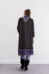 Kimono midi de satén negro con bordados de lentejuelas, mostacillas y piedras. Interior de jacquard y mangas 3/4.