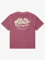 Remera color borgoña con cuello redondo y mangas cortas. Estampado pequeño en el pecho con el logo de la marca Deus Ex Machina.