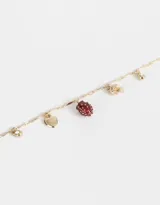 Collar corto dorado con cadena de eslabones y dijes colgantes: fresa roja, corazón, hongo y strass.