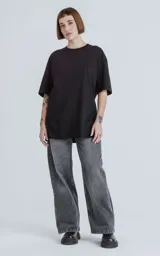 Remerón negro de corte extra oversize con hombros caídos, cuello redondo y doble costura.