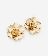 Par de aros dorados con forma de flor texturizada.