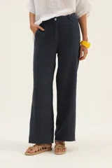 Pantalón ancho azul marino con bolsillos laterales.