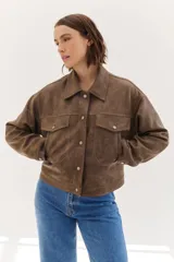 Chaqueta de apariencia de cuero color marrón, con cierre frontal y bolsillos en el pecho.