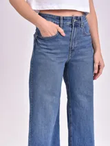 Pantalón de jean azul de corte ancho y tiro alto.
