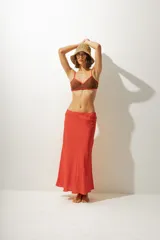 Top de bikini negro con breteles finos blancos y corte debajo del busto.