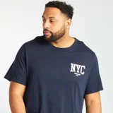 Conjunto de pijama para hombre, compuesto por una remera azul marino con estampado frontal de letras "NYC" en blanco y un short azul marino liso.