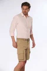 Bermuda cargo azul marino con cinto, confeccionada en 98% algodón y 2% spandex. Presenta bolsillos laterales tipo cargo con solapa y botón.