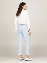 Pantalón chino de mezcla de algodón elástico, teñido en prenda, con corte slim y dos bolsillos delanteros.