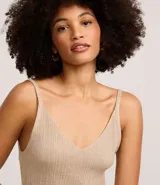 Musculosa color beige de punto canelado con hilo metalizado y escote en V.