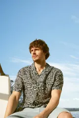 Camisa casual de viscosa con estampado geométrico en tonos blanco y negro, de manga corta y cuello americano.