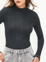 Polera de tejido de punto acanalado color rojo, de manga larga y cuello alto.